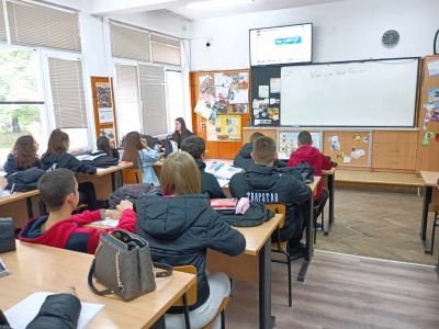 Ученици от ПГЛПТ станаха учители за ден 