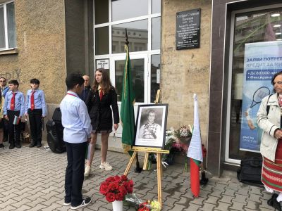 С поднасяне на цветя и едноминутно мълчание, паисиевци почетоха паметта на казанлъчанина Стефан Почеков