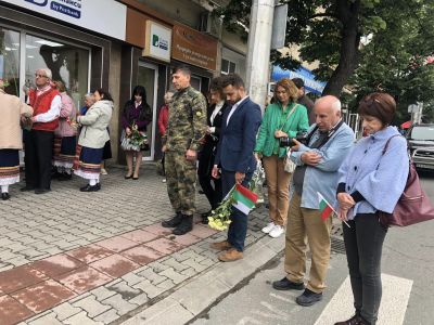 С поднасяне на цветя и едноминутно мълчание, паисиевци почетоха паметта на казанлъчанина Стефан Почеков