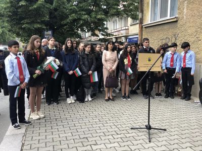 С поднасяне на цветя и едноминутно мълчание, паисиевци почетоха паметта на казанлъчанина Стефан Почеков