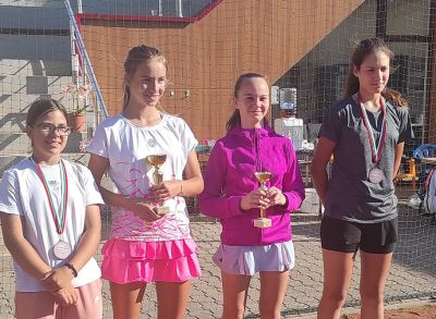 Рая Маркова отново бие на корта