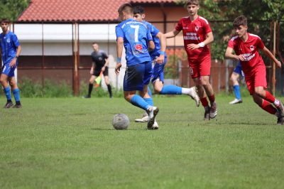 Набор 2009 на “Розова долина“ продължава да гази съперниците си