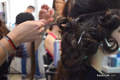 27 стилисти се грижат за перфектния външен вид на претендентките за короната на “Царица Роза 2024“