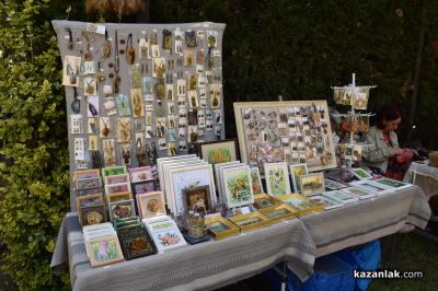 Майстори показват красиви, ръчно изработени изделия в градината на музей “Чудомир“