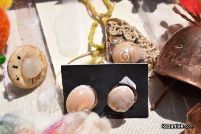 Майстори показват красиви, ръчно изработени изделия в градината на музей “Чудомир“