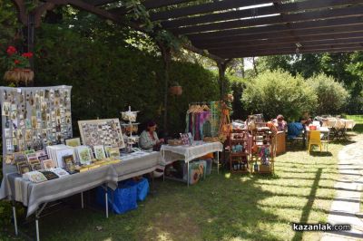 Майстори показват красиви, ръчно изработени изделия в градината на музей “Чудомир“