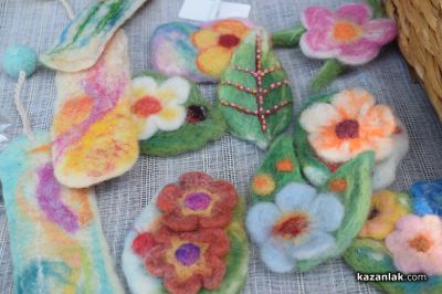 Майстори показват красиви, ръчно изработени изделия в градината на музей “Чудомир“