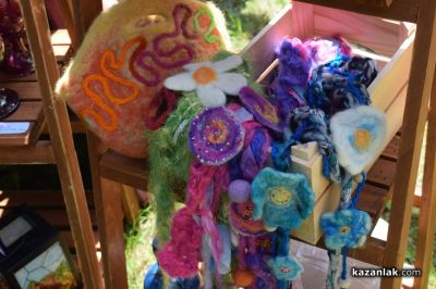 Майстори показват красиви, ръчно изработени изделия в градината на музей “Чудомир“