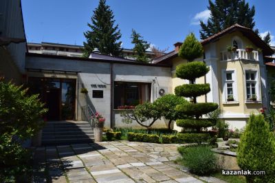 Майстори показват красиви, ръчно изработени изделия в градината на музей “Чудомир“