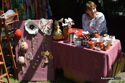 Майстори показват красиви, ръчно изработени изделия в градината на музей “Чудомир“