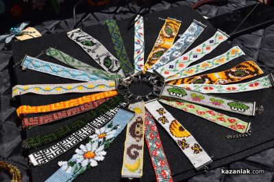 Майстори показват красиви, ръчно изработени изделия в градината на музей “Чудомир“