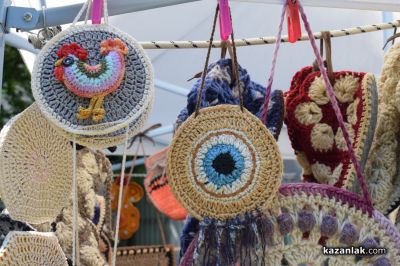 Майстори показват красиви, ръчно изработени изделия в градината на музей “Чудомир“