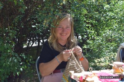 Майстори показват красиви, ръчно изработени изделия в градината на музей “Чудомир“