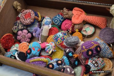 Майстори показват красиви, ръчно изработени изделия в градината на музей “Чудомир“