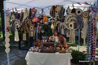 Майстори показват красиви, ръчно изработени изделия в градината на музей “Чудомир“