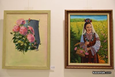 24 творци от Казанлък представиха своя съвместна изложба “С аромат на рози“