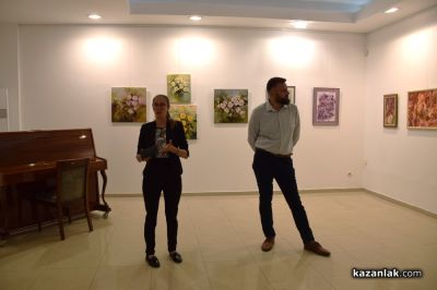 24 творци от Казанлък представиха своя съвместна изложба “С аромат на рози“