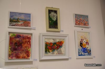 24 творци от Казанлък представиха своя съвместна изложба “С аромат на рози“
