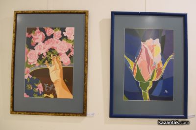 24 творци от Казанлък представиха своя съвместна изложба “С аромат на рози“