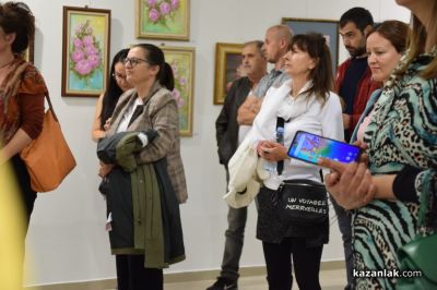 24 творци от Казанлък представиха своя съвместна изложба “С аромат на рози“