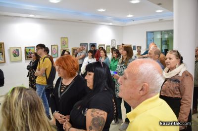 24 творци от Казанлък представиха своя съвместна изложба “С аромат на рози“
