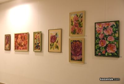 24 творци от Казанлък представиха своя съвместна изложба “С аромат на рози“