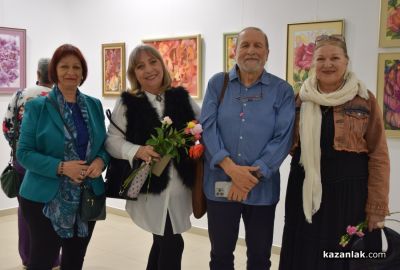 24 творци от Казанлък представиха своя съвместна изложба “С аромат на рози“