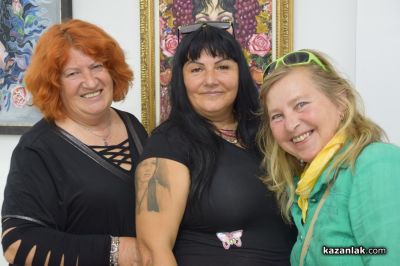 24 творци от Казанлък представиха своя съвместна изложба “С аромат на рози“