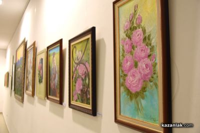 24 творци от Казанлък представиха своя съвместна изложба “С аромат на рози“ / Новини от Казанлък