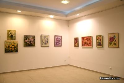 24 творци от Казанлък представиха своя съвместна изложба “С аромат на рози“