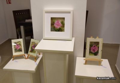 24 творци от Казанлък представиха своя съвместна изложба “С аромат на рози“