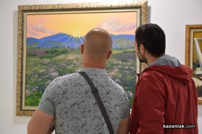 24 творци от Казанлък представиха своя съвместна изложба “С аромат на рози“