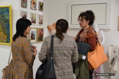 24 творци от Казанлък представиха своя съвместна изложба “С аромат на рози“