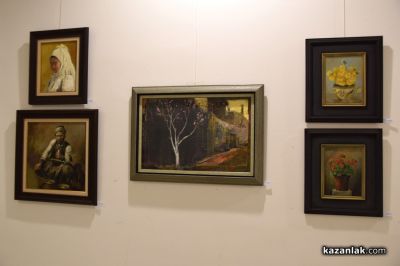 24 творци от Казанлък представиха своя съвместна изложба “С аромат на рози“