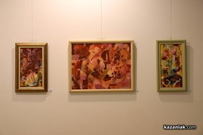 24 творци от Казанлък представиха своя съвместна изложба “С аромат на рози“