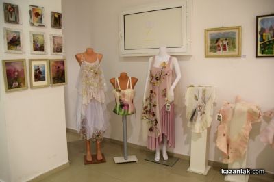 24 творци от Казанлък представиха своя съвместна изложба “С аромат на рози“