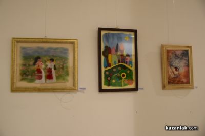 24 творци от Казанлък представиха своя съвместна изложба “С аромат на рози“