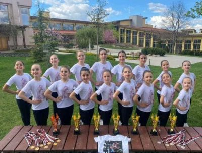 Казанлъшките балерини с кампания набираща средства за участието им на световните финали на Dance World Cup в Прага