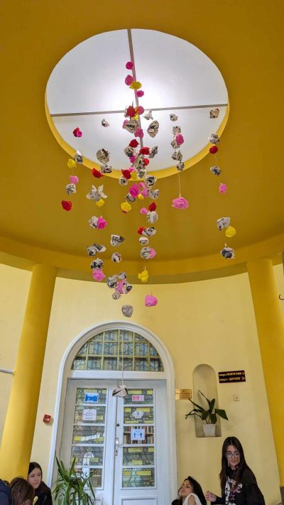 Красива арт инсталация, създадена от учениците на НУПИД “Акад. Дечко Узунов“ ще посреща посетителите на библиотека “Искра“
