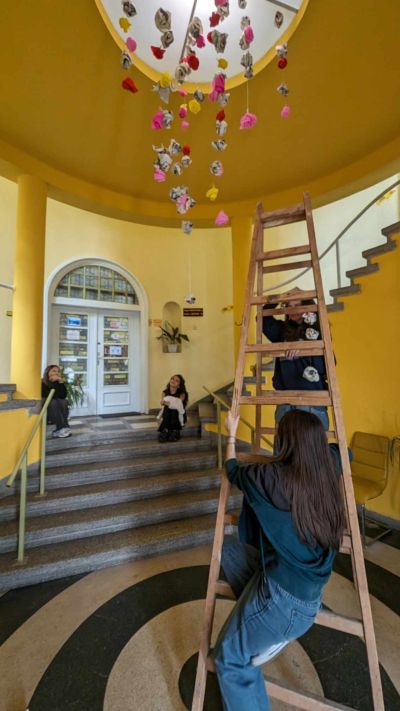 Красива арт инсталация, създадена от учениците на НУПИД “Акад. Дечко Узунов“ ще посреща посетителите на библиотека “Искра“