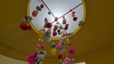 Красива арт инсталация, създадена от учениците на НУПИД “Акад. Дечко Узунов“ ще посреща посетителите на библиотека “Искра“