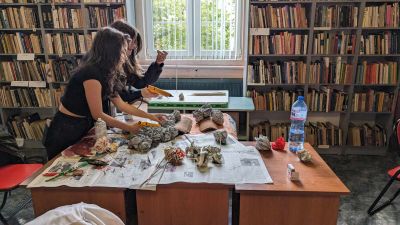 Красива арт инсталация, създадена от учениците на НУПИД “Акад. Дечко Узунов“ ще посреща посетителите на библиотека “Искра“