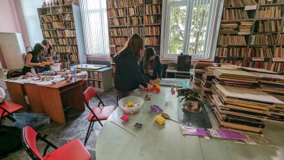 Красива арт инсталация, създадена от учениците на НУПИД “Акад. Дечко Узунов“ ще посреща посетителите на библиотека “Искра“