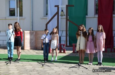 ОУ “Св. Паисий Хилендарски“ почете делото на светите братя Кирил и Методий с тържествена програма 