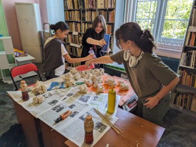 Красива арт инсталация, създадена от учениците на НУПИД “Акад. Дечко Узунов“ ще посреща посетителите на библиотека “Искра“