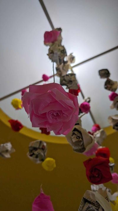 Красива арт инсталация, създадена от учениците на НУПИД “Акад. Дечко Узунов“ ще посреща посетителите на библиотека “Искра“