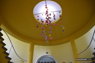 Красива арт инсталация, създадена от учениците на НУПИД “Акад. Дечко Узунов“ ще посреща посетителите на библиотека “Искра“