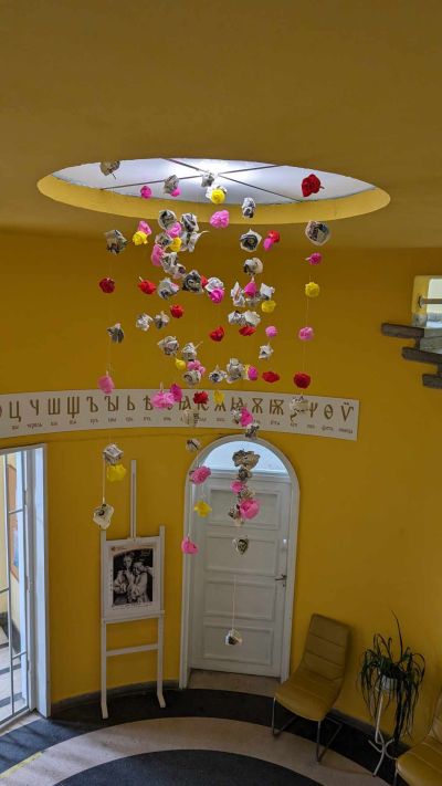 Красива арт инсталация, създадена от учениците на НУПИД “Акад. Дечко Узунов“ ще посреща посетителите на библиотека “Искра“