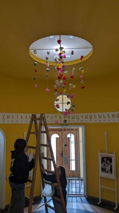 Красива арт инсталация, създадена от учениците на НУПИД “Акад. Дечко Узунов“ ще посреща посетителите на библиотека “Искра“