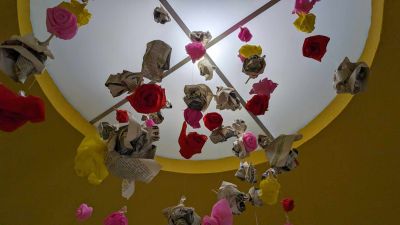 Красива арт инсталация, създадена от учениците на НУПИД “Акад. Дечко Узунов“ ще посреща посетителите на библиотека “Искра“